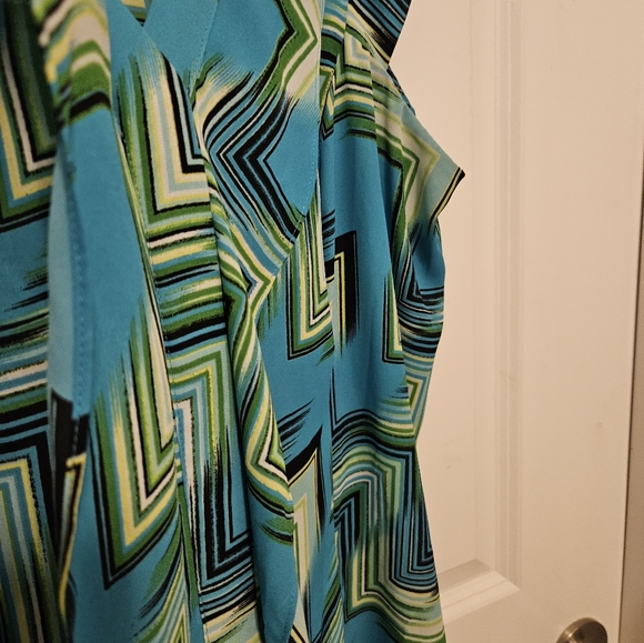 Women's Worthington Sleeveless Blouse in Size Large _Like New - Picture 3 of 11